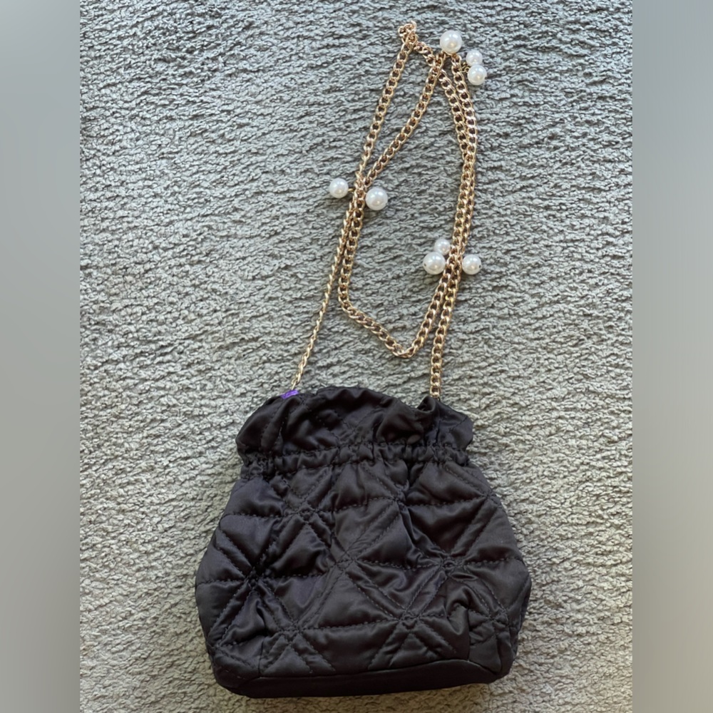 QUILTED CROSSBODY BAG WITH GOLDTONE & FAUX PEARL CHAIN. Black w/purple interior!